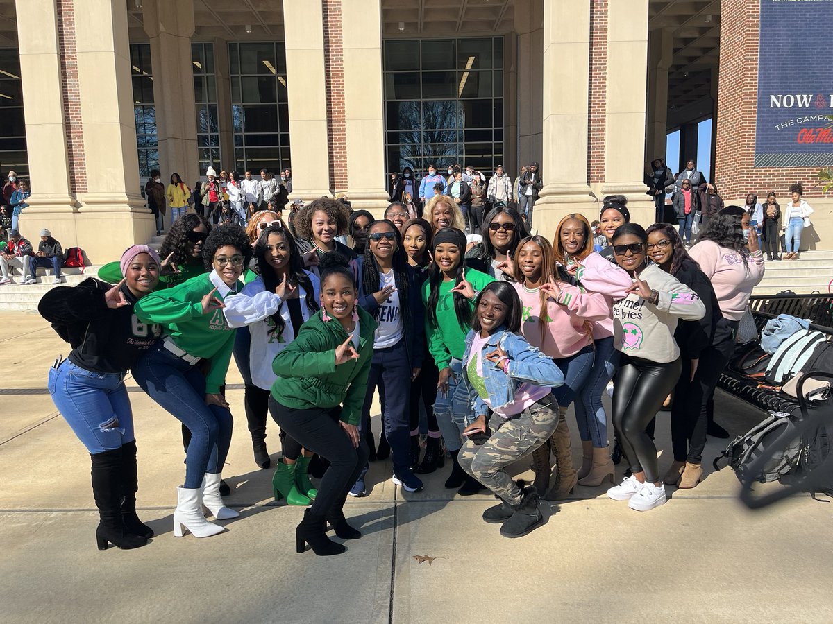 YolettMcCuin's tweet photo. It’s the GREEK LOVE FOR ME today on campus! S/O to my sorhors of Sigma Gamma Rho! Shake that monkey!! 🐩🐩💙💛 https://t.co/tLFgCXlwKM