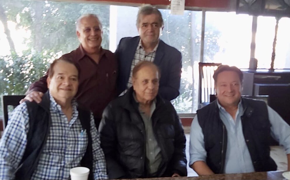 Siempre es un gusto saludar amigos con quienes hemos construido lazos de amistad a través de los años. Buen intercambio esta mañana con <a href="/BulmaroPacheco1/">Bulmaro Pacheco</a> <a href="/JorgeAn61309948/">Jorge Antonio Valdez Villanueva</a> <a href="/JFelixholguin/">Chuy Felix Holguin</a> y Sóstenes Valenzuela.