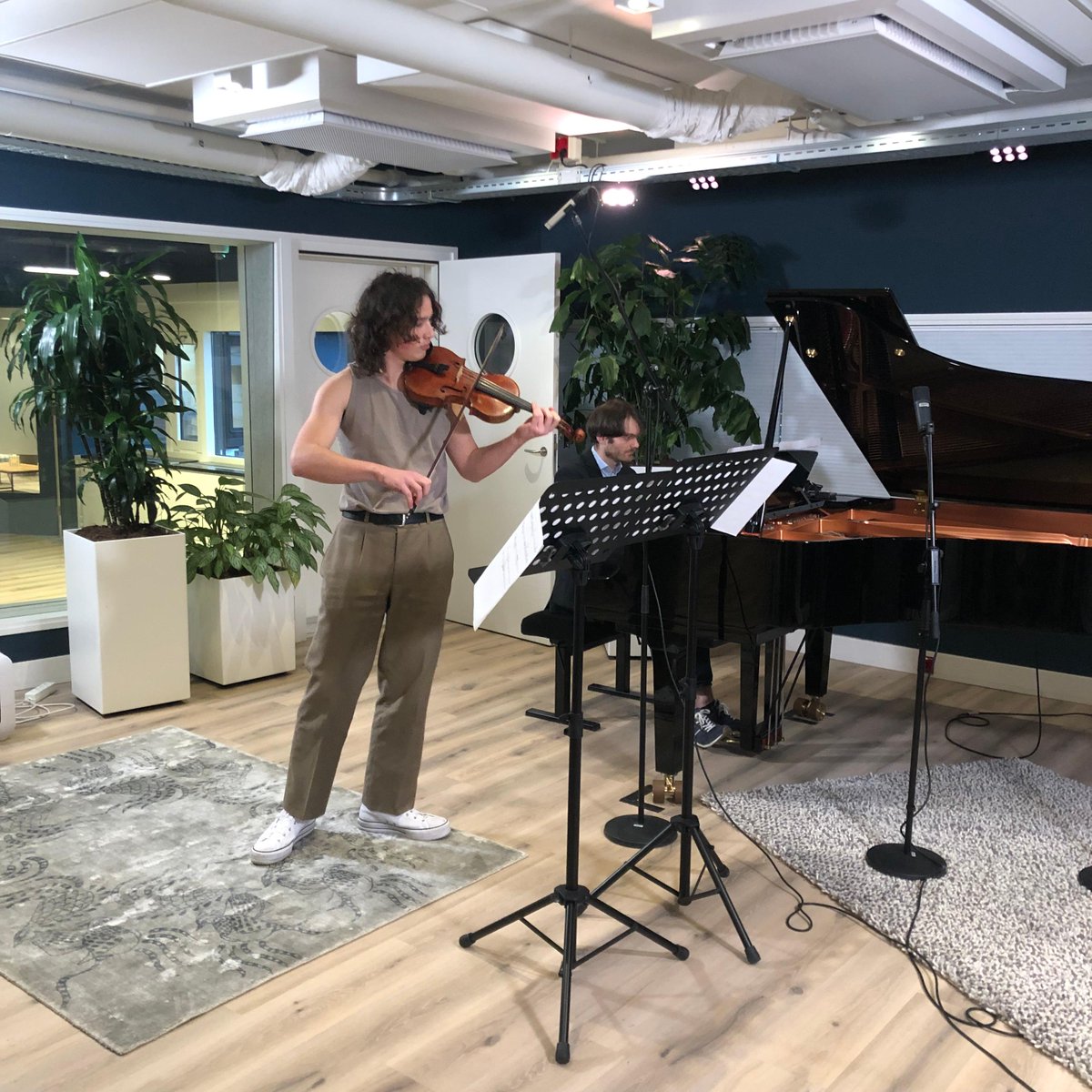 Vanaf 17.20 live op <a href="/NPORadio4/">NPO Radio 4</a> finalist van @viooltalent  Davina van Wely Concours: violist Joshua Tavenier (16) en pianist Peter Sluijs. Ze spelen muziek van Joey Roukens: Riffs. Aankomende zaterdag is de finale met Joshua in <a href="/TiVre_Utrecht/">TivoliVredenburg</a>