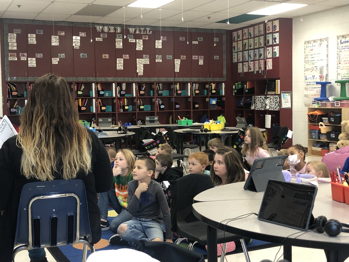 MissStrickling's tweet photo. @LarissaCarrier teaching 1st grade about responsibilities! We ♥️ our counselors! @NSDCarver #gwcstrong #tweetingteusday https://t.co/nnsMCWQtgx