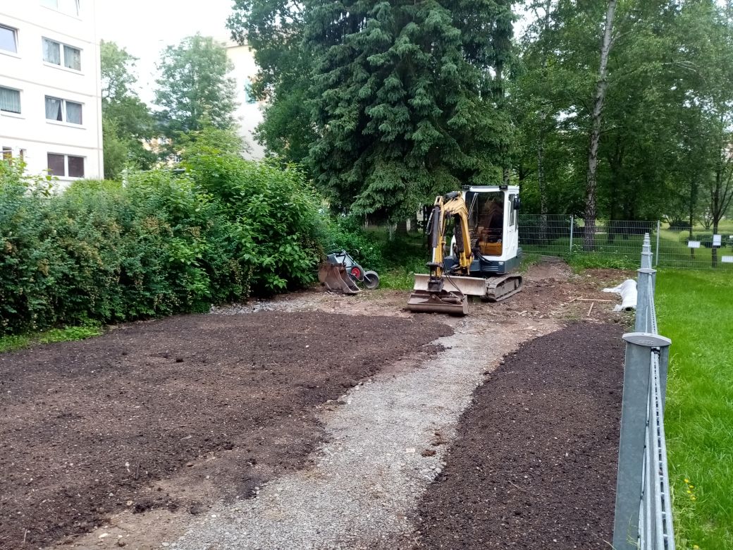 Zwönitz in Sachsen ist anders als es die "Corona-Spaziergänge" nach außen darstellen. Die Kita Regenbogen träumte vom eigenen Acker. Eltern und Kita haben den mit Arsen belasteten Boden ausgetauscht und ackerfähig gemacht. Alles ehrenamtlich 💪 Das ist #Zwönitz #wirsindmehr