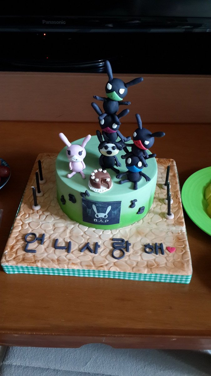StellaJung85's tweet photo. 오래전에 내 생일에 동생이 준건데, 10주년이라서 갤러리 뒤져서 가져와봄.
내게 좋은 기억 많이 만들어줘서 고마워. 
사진 뒤적이며 내 기억속 비에이피와 여행중
#비에이피_지구정복_10주년_축하해 
#10YearsWithBAP #비에이피 #BAP https://t.co/CL2mnF0HE1