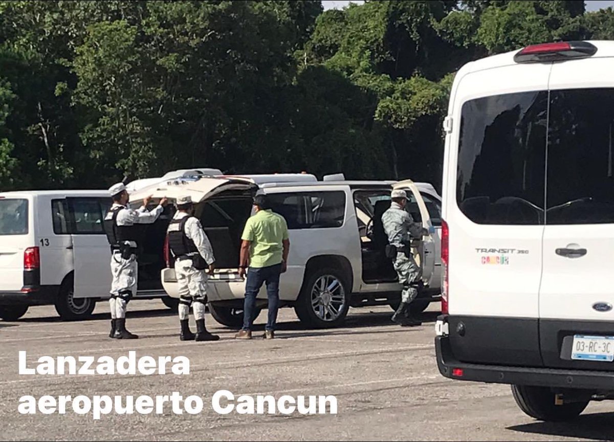 jessorione's tweet photo. Revisiones de la guardia nacional a camionetas de turismo en el aeropuerto. @LanzaderaC @La_Union_QR https://t.co/k1plPCrl9d