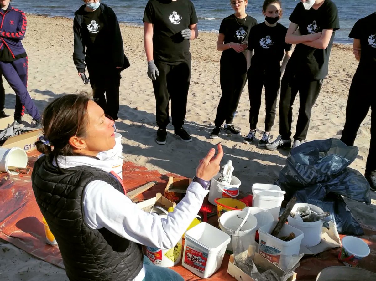 LaFerrage's tweet photo. Une excellente journée durant laquelle les élèves de la classe défense (3ème1) ont été sensibilisés aux impacts des macro et micro déchets plastiques que l’on trouve en méditerranée, mer actuellement la plus polluée au monde ! Merci à l'association #surfrider pour le matériel. https://t.co/vWu9tYsJGt