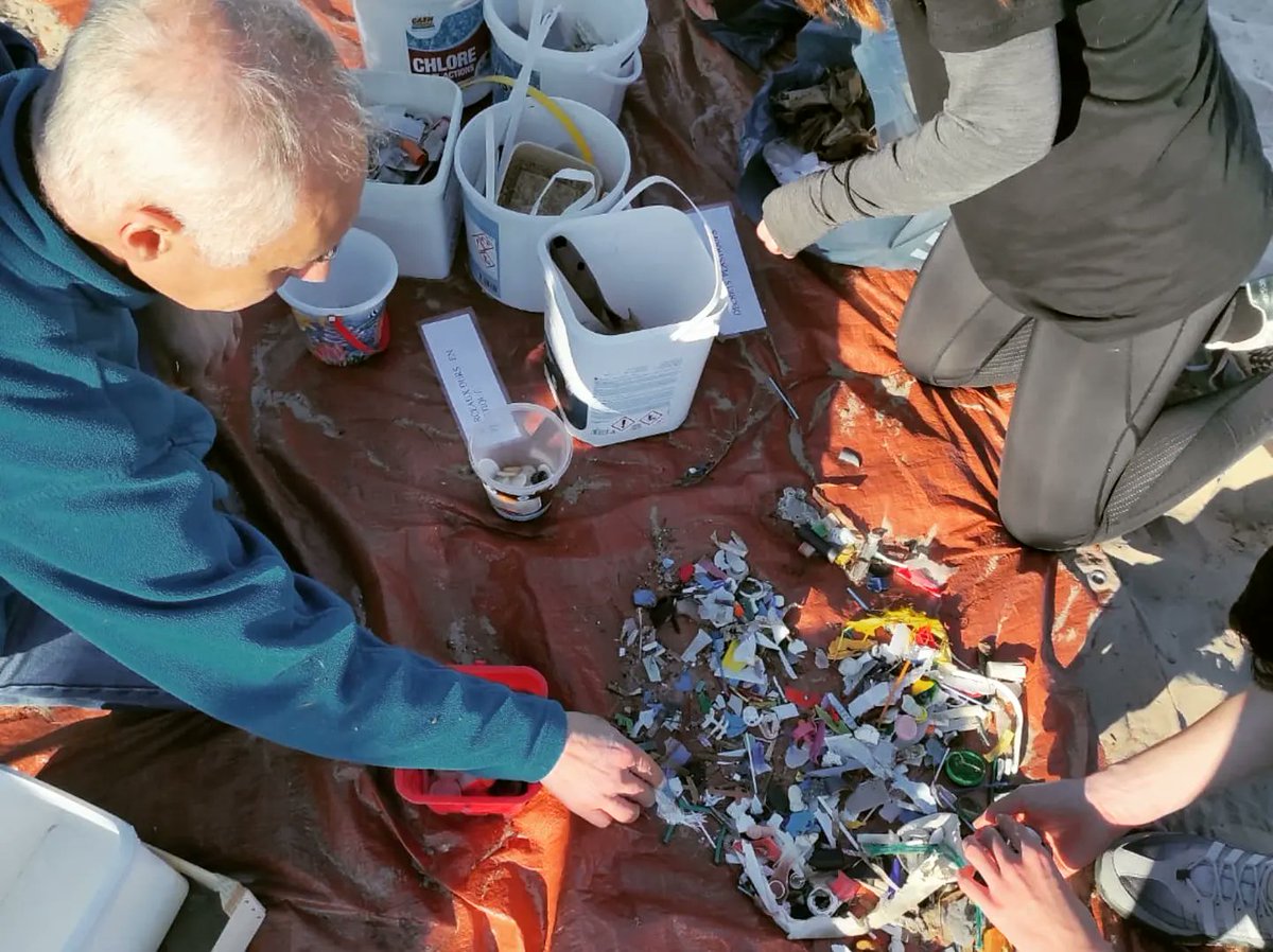 LaFerrage's tweet photo. Une excellente journée durant laquelle les élèves de la classe défense (3ème1) ont été sensibilisés aux impacts des macro et micro déchets plastiques que l’on trouve en méditerranée, mer actuellement la plus polluée au monde ! Merci à l'association #surfrider pour le matériel. https://t.co/vWu9tYsJGt