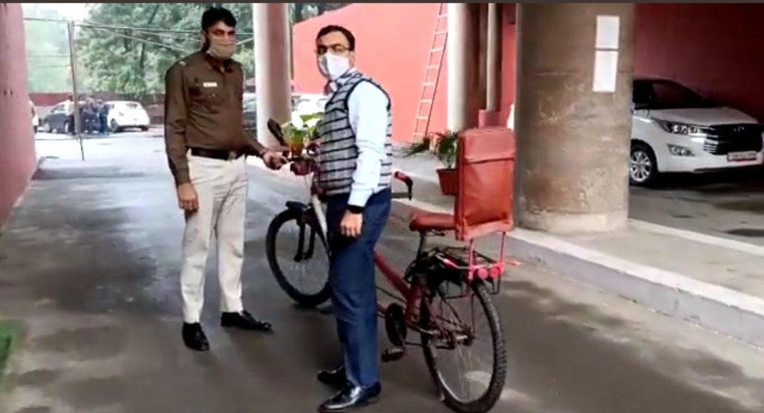 MCChandigarh's tweet photo. Mr. Rupesh Kumar, IAS, Additional Commissioner, MC, Chandigarh. He has been cycling regularly since the #Freedom2Walk & Cycle Challenge was introduced. Despite being visually challenged, he has been cycling to work regularly with support from his PSO! https://t.co/Ccq9kQs6oX