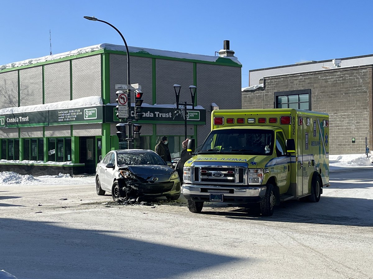 andreiaudet's tweet photo. Accident à l’intersection de la Principale et de la Gamble à Rouyn-Noranda. #rcat https://t.co/Vq5b88AuMw