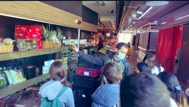 inscanoriac's tweet photo. L’espai creatiu #Cuinem l’hort fa deliciós tot el que cuida i cuina. Visitar el mercat més proper és sempre una experiència plena d’aprenentatges. Aprendre a cuidar la terra i els seus productes. #Km0 #mercatcreualta #melmelada #mandarines #compota i #raves amb @dbalateu https://t.co/W7Z5wvW0pQ