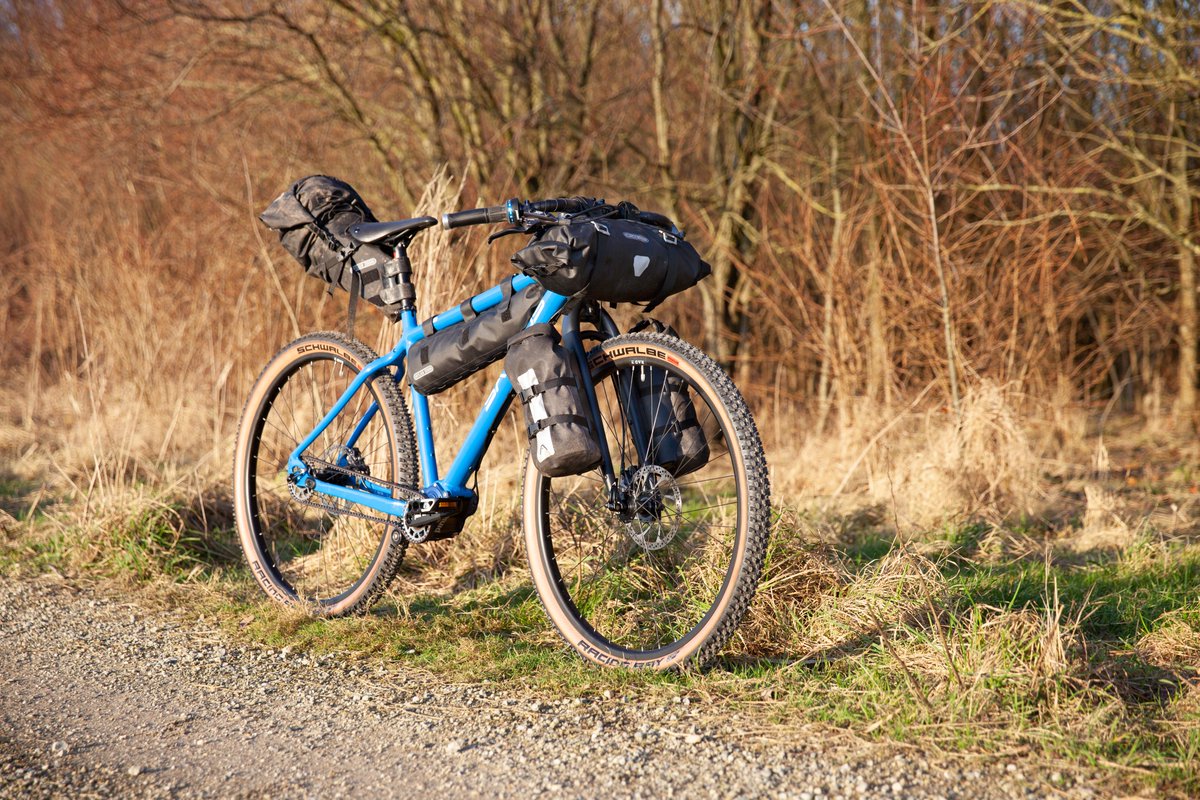 Offroad fun!
With this flat bar gravelbike.
#santosbikesnl
#santosbikes
#mysantos
#flatbargravelbike
#gravelbike
#gravelgrinder
#gravelfun
#gravelride
#offroadfun
#adventurebybike
#custombicycle
#adventurecycling
#bluebicycle
#gatescarbondrive
#schwalbetires
#pinion