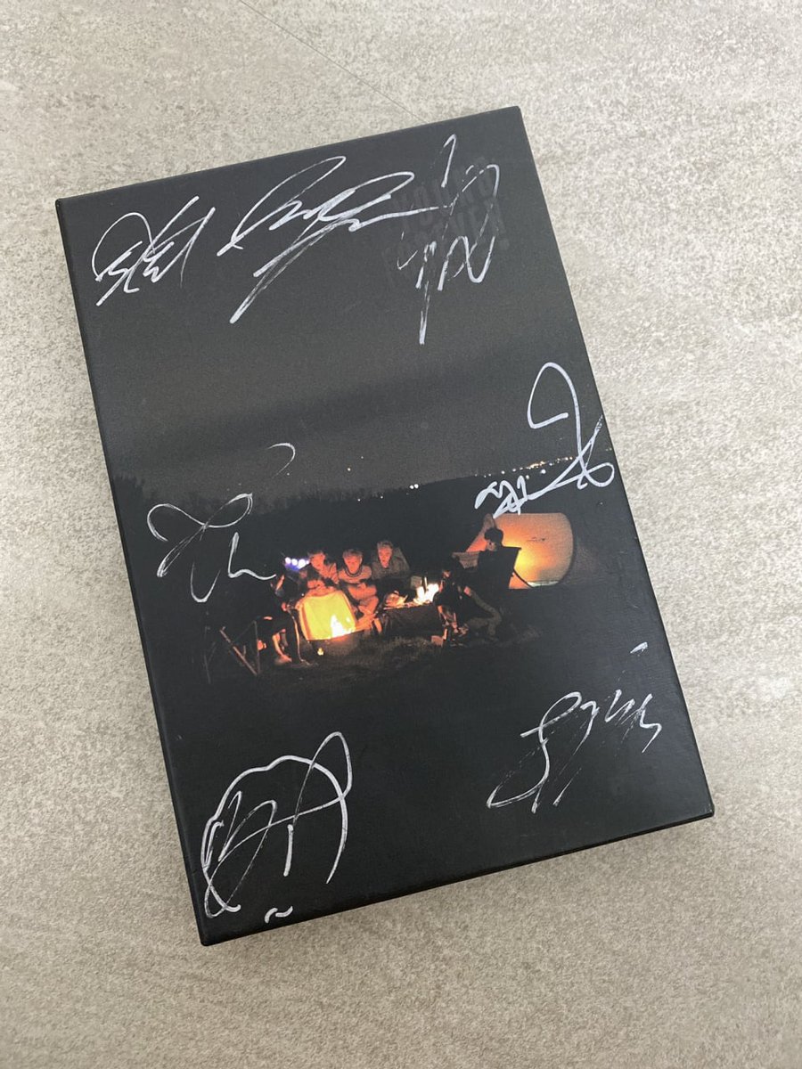 CJKS1395's tweet photo. WTS LFB 

SIGNED BTS YOUNG FOREVER NIGHT VER 
SEMI FAST ETA 
PAYO 
8,200 

DM OR MINE https://t.co/Kb3JCx0HUi