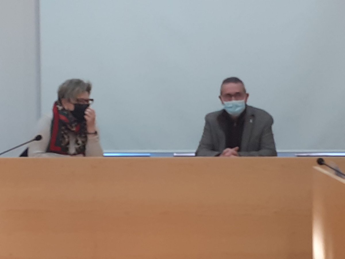 govtarragona's tweet photo. 📸 Aquesta tarda la #delegada @govern @mtpallares ha fet una visita institucional a l'Ajuntament de la #Secuita 

✍️📖Després de signar en el llibre d'honor, s'ha reunit amb el seu alcalde, Eudald Roca, i altres regidors per repassar diverses qüestions que preocupen el municipi https://t.co/JB97cG06cl