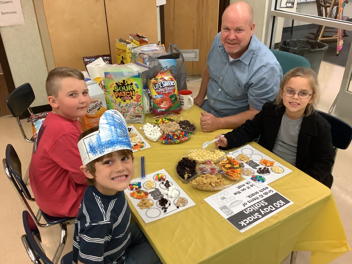 MSDusek's tweet photo. It’s the 100th day and we are celebrating! #celebratelps @LecantoPrimary @CitrusSchools https://t.co/6whEMbRdmX