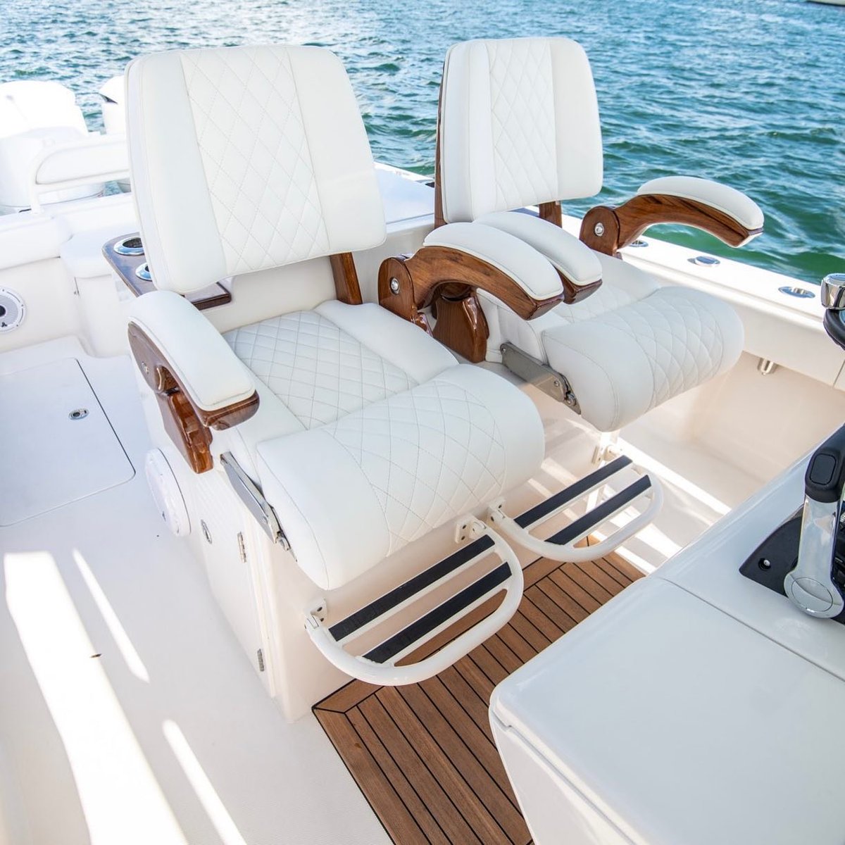 JupiterMarine's tweet photo. The Jupiter 32 has everything you need for a day #offshore.
- Prep Center
- Tackle Boxes & Storage
- Rod Storage
- Garmin Electronics Package
- Release Marine Helm Chairs
#JupiterMarine #Jupiter32 #JupLife https://t.co/x6Pgc1wbYu