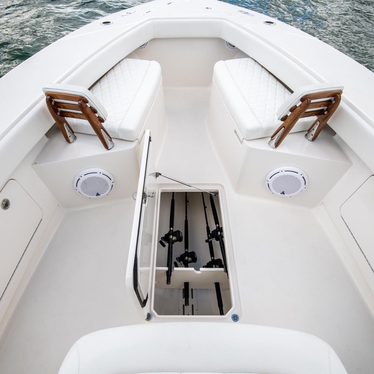 JupiterMarine's tweet photo. The Jupiter 32 has everything you need for a day #offshore.
- Prep Center
- Tackle Boxes & Storage
- Rod Storage
- Garmin Electronics Package
- Release Marine Helm Chairs
#JupiterMarine #Jupiter32 #JupLife https://t.co/x6Pgc1wbYu