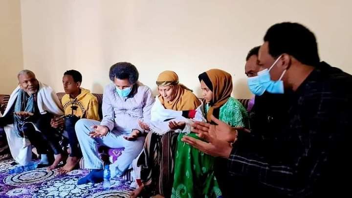 Fastsinfo99's tweet photo. #TeamKFO maatii Artist Nuhoo Goobanaafi Artist Dr. Ali Birraa bira oolanii galan.
#Jawaar_Mohammed Mohammed fi waaheloonni marti galatoomaa hayyoota keenya umrii dheeradhaa.โค๐ https://t.co/Y0IcjD1n2C