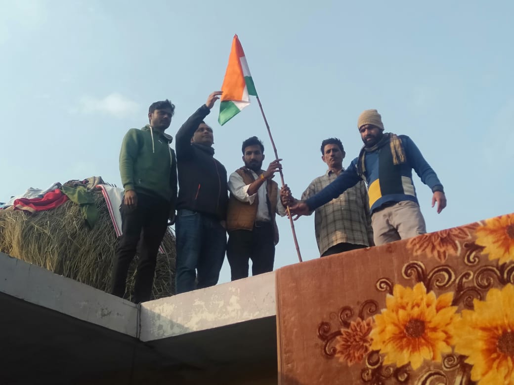 Radheshyam_k07's tweet photo. आज #abvp_Skuast_jammu इकाई ने कुछ स्वतंत्रता सेनानी जिन्होंने आजाद हिंद फौज में भाग लिया तथा देश की आजादी में अपना महत्वपूर्ण रोल निभाया। ऐसे परिवारों के सदस्यों को अंग वस्त्र भेंट कर सम्मान किया तथा उनके घरों के ऊपर गणतंत्र दिवस की पूर्व संध्या पर तिरंगा लगाया गया।
@ABVPVoice https://t.co/1FvwrDNgU4