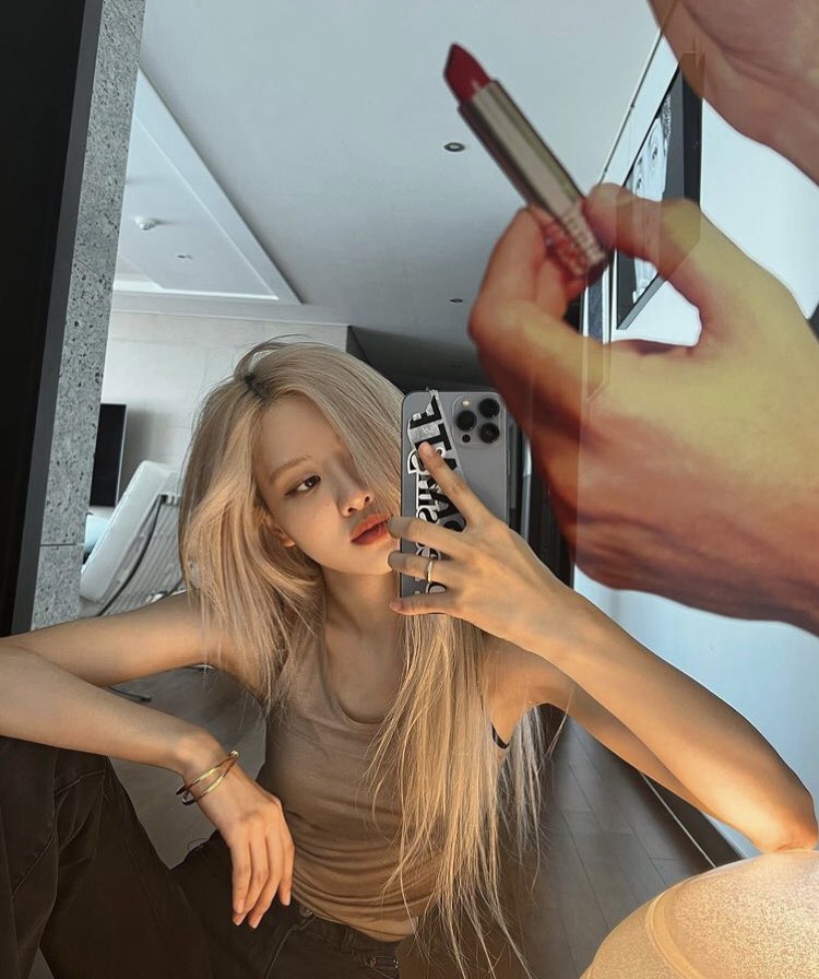 Sweetcjenlisa's tweet photo. jennie y rose aman a harry y harry ama blackpink, esta es mi verdadera casita https://t.co/fXLSQZqXzf