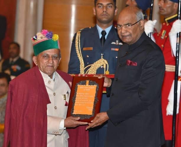 dhawal_sandeep's tweet photo. Himachal's Vidhya nand Sarek and Lalita Vakil will be conferred with #PadmaSri for their contributions towards conservation of Himachali culture and promotion of Chamba Rumaal respectively. 
#padmaawards https://t.co/oCaAzjHO3o