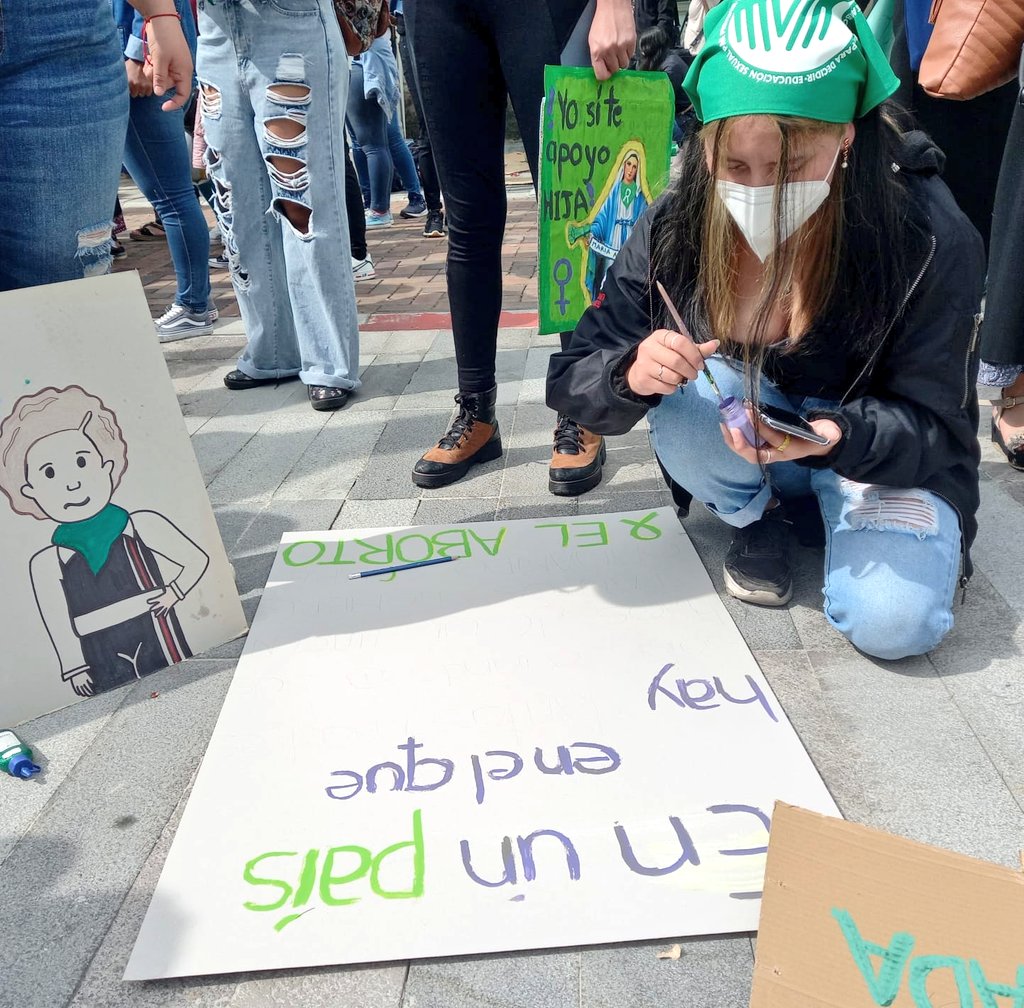 CONAIE_Ecuador's tweet photo. Saludamos la lucha de cientos de mujeres de todo #Ecuador movilizadas para exigir a la @AsambleaEcuador una #LeyJustaYReparadora del #AbortoPorViolación, que garantice y proteja los derechos de mujeres víctimas de violación. Ya es un derecho, ahora que sea ley.

#MareaVerdeEc https://t.co/pmH1wNdcXs