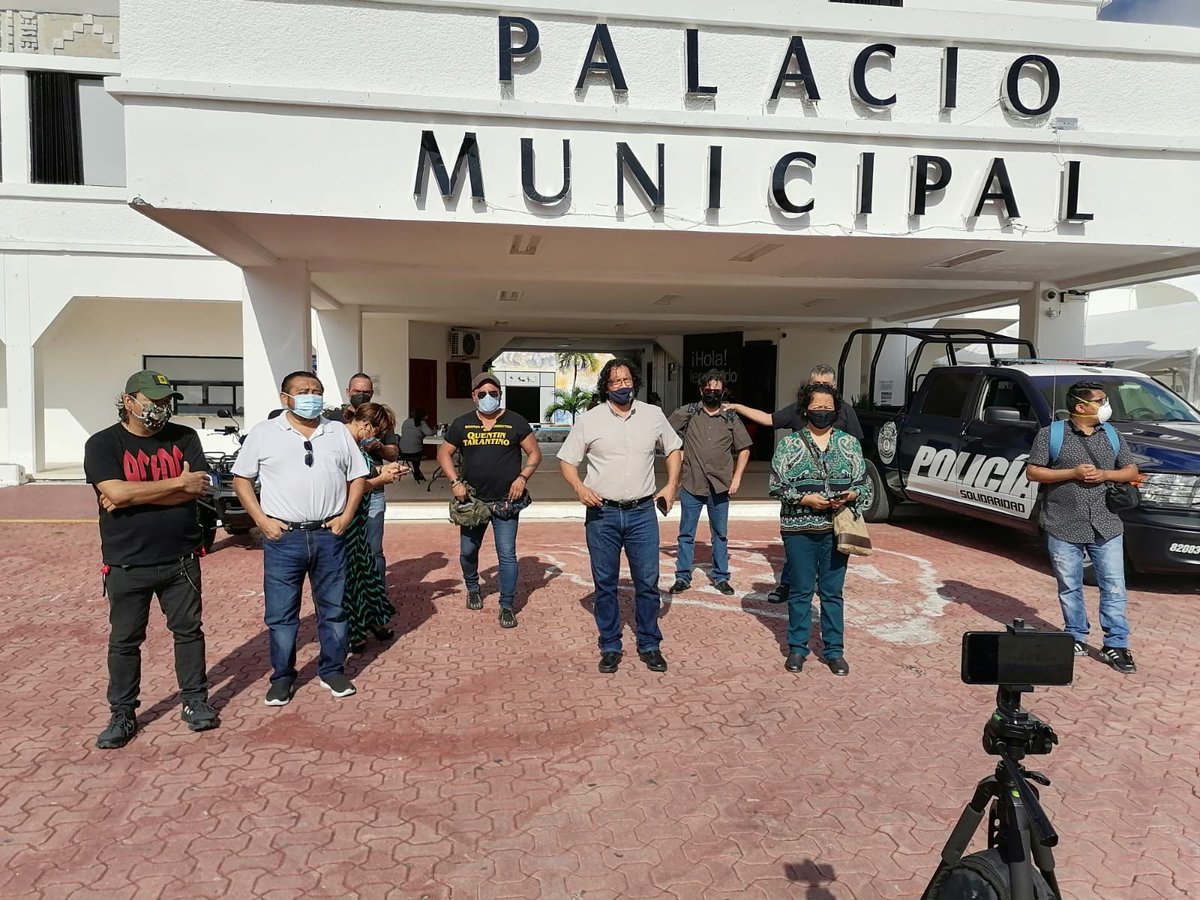 RedPeriodistaQR's tweet photo. Compañeros de #PlayaDelCarmen se sumaron a la movilización nacional "Periodismo en Riesgo" y se leyó el pronunciamiento para exigir justicia y un alto a la violencia contra la prensa.
@lopezobrador_
@CarlosJoaquin

#PeriodismoEnRiesgo
#NoSeMataLaVerdad https://t.co/D4md3eKBo1