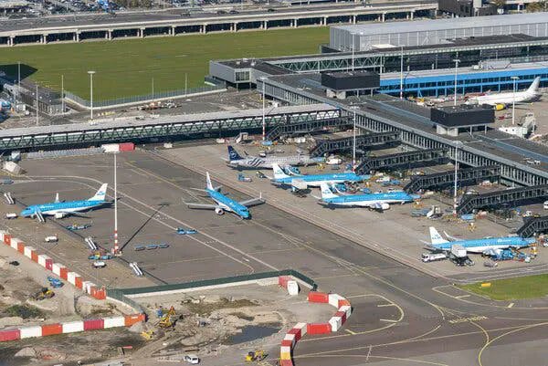 JimColl00201101's tweet photo. Stowaway Survives Flight to Amsterdam in a Plane's Wheel Bay https://t.co/sHVMIKd7jU https://t.co/zpxklxexeT