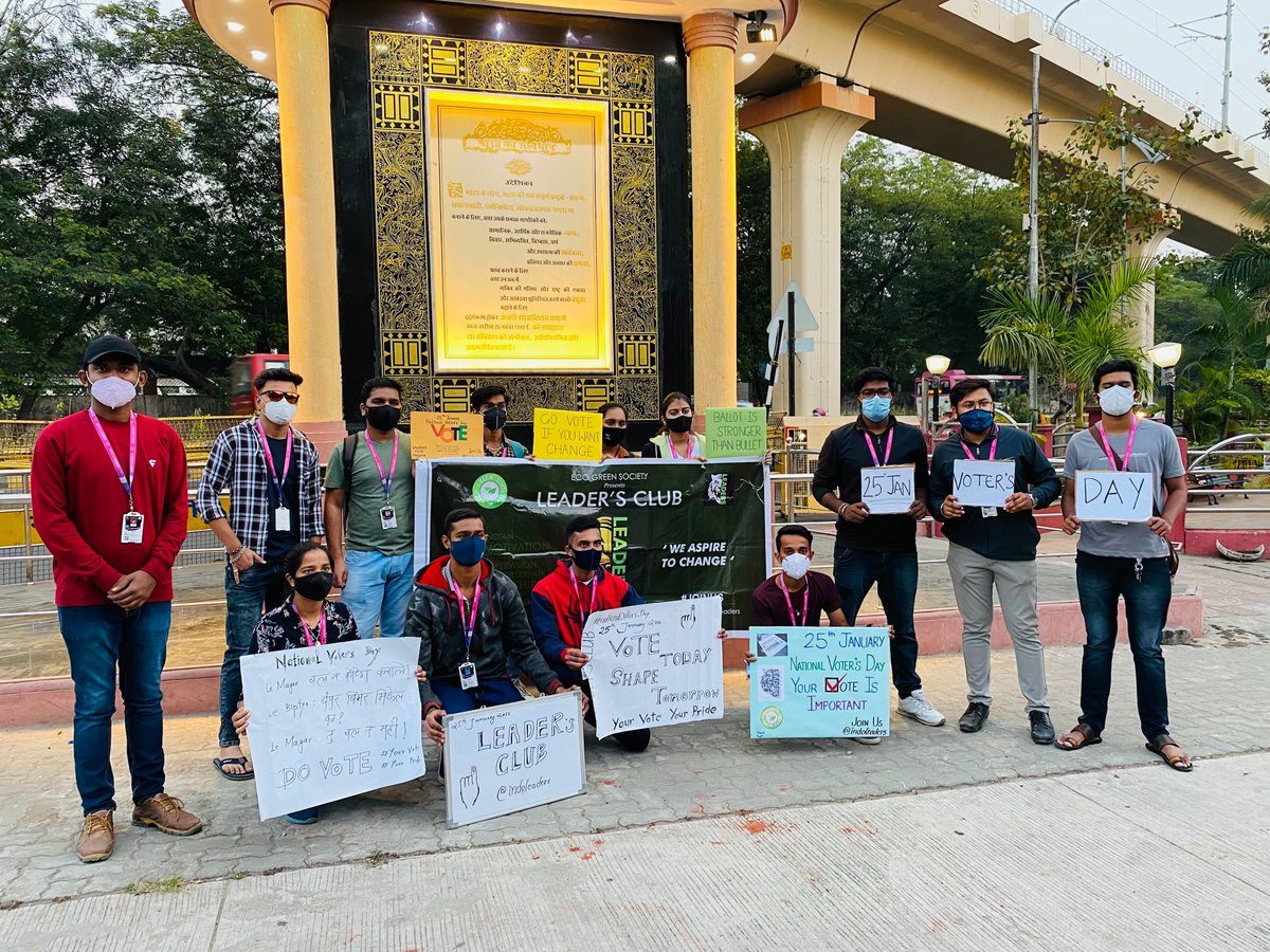 being_nishi1606's tweet photo. Voting Awareness Drive were organised by @NagpurLeaders  in collaboration with @NagpurNyk   at Medical Square and RBI square on dated 25th Jan 2022 on occasion of ‘National Voters Day’. In this program 30 youth volunteers were present.
@vimshine @YASMinistry @deo_nagpur @ECISVEEP https://t.co/G4wf3jQEwv
