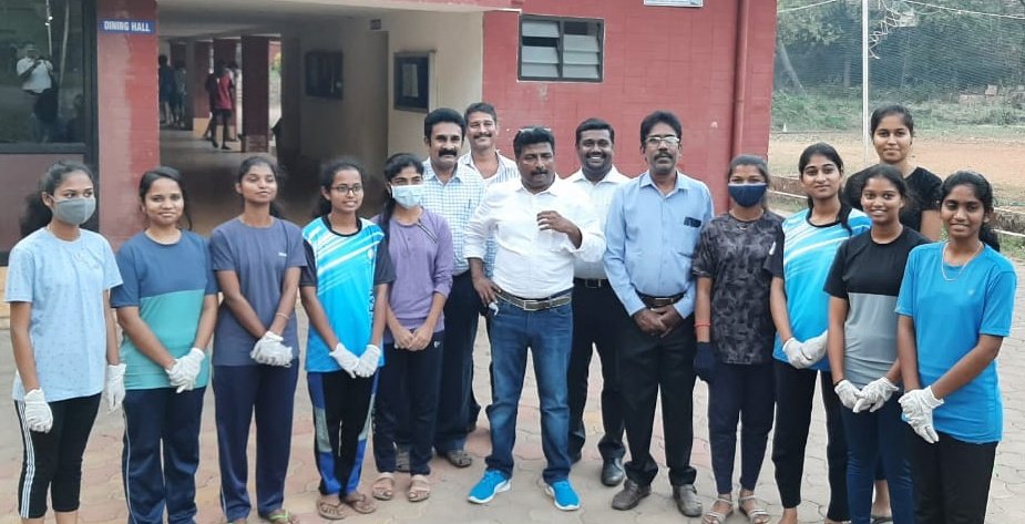 FMangaluru's tweet photo. Preparation for Republic Day Celebration - 2022 at the entrance of Fishcol', M'luru. Students volunteers with the support of Faculty of the College reinstalled signature statement of 'I❤️Fishcol' with greeneries around. https://t.co/d3658QzQlX