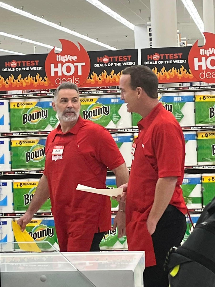 OhGEzyy_'s tweet photo. Peyton Manning and Kurt Warner in my hometown at Hyvee lmaooo https://t.co/qHNvI01PkU