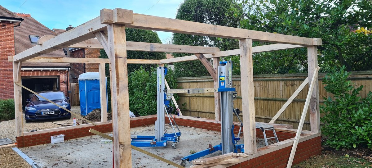 This oak framed garage is starting to take shape in Chichester 🧱

#msbc #westsussex #visitsussex #chichester