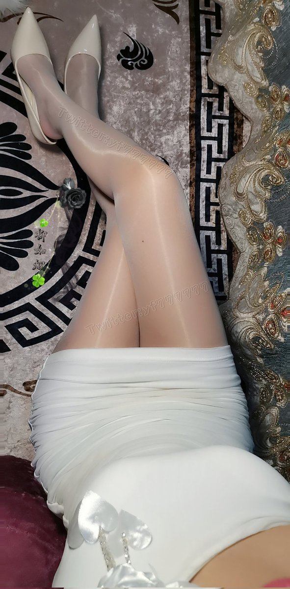 #丝袜 #高跟鞋 #柳如烟
开满朝颜的晚秋，我可以卸掉一身倦怠，独自踏上旅途。趁晚秋未晚，我伴疏雨，轻车铁轨，我临窗静候，看车窗物景移变，幻出迷离异芒，织成一道道流光，弹落我心蒙蒙咸埃唯有静候。晚秋。疏雨。入梦而来……
@limerencem @LMziqiao https://t.co/HbxKLtxsLC