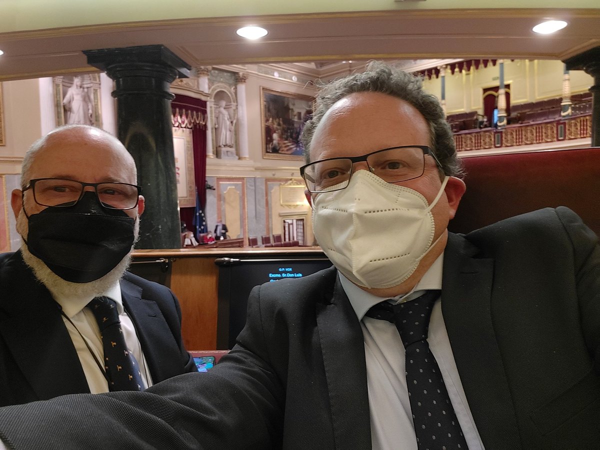 joseramirezdel2's tweet photo. Hoy ha venido al pleno del Congreso @fjosealcaraz, una de las personas más valientes de Vox y un referente fundamental en la lucha contra ETA. Muchos de vosotros me habéis preguntado por él, y os alegrará verlo aquí. https://t.co/6OatdzwLzn