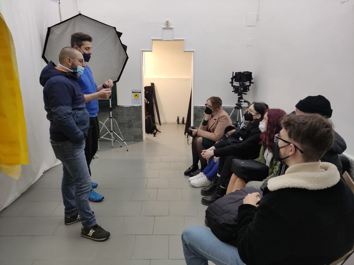 📸A group of six students from Latvia is attending a very practical course on photography "Open eyes on streets and lifestyle of Catania” led by Ivano Bellino, a Sicilian photographer who will give them some input and let them test their knowledge ✨