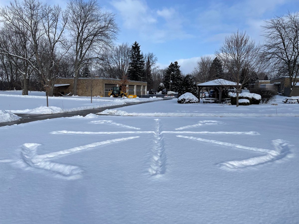 HolyCrossND's tweet photo. Awesome vision in the snow on campus! Photo courtesy of Tim Cleaver!
#hocrostrong https://t.co/HuJpjlPZDs