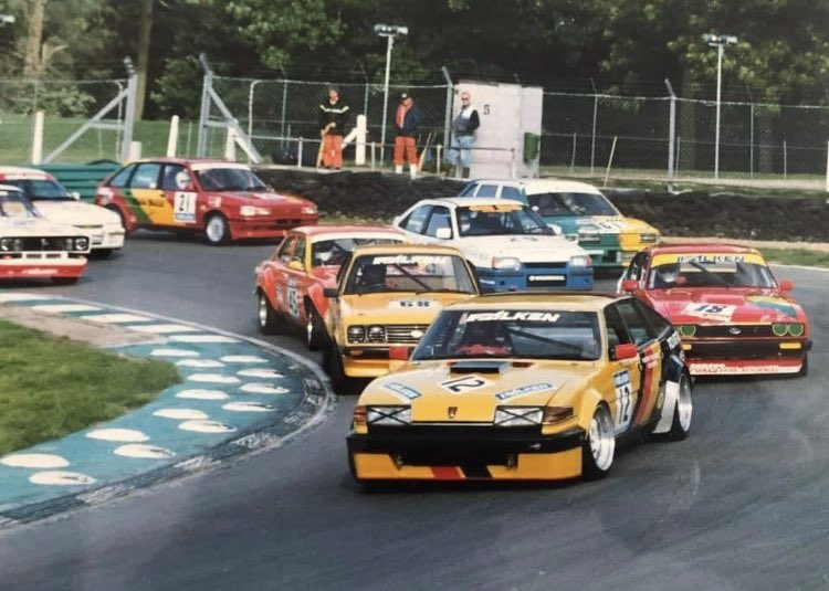 Thundersaloons's tweet photo. From The Archive: Neil Broughton’s Rover Vitesse 4500cc V8 in the thick of the Falken Tyres Modified Production Saloons action at Brands Hatch during the 1992 season 🏁

#ModProds #BrandsHatch #Thundersaloons 

(📸© Rovertec) https://t.co/bcyXbFUdmT