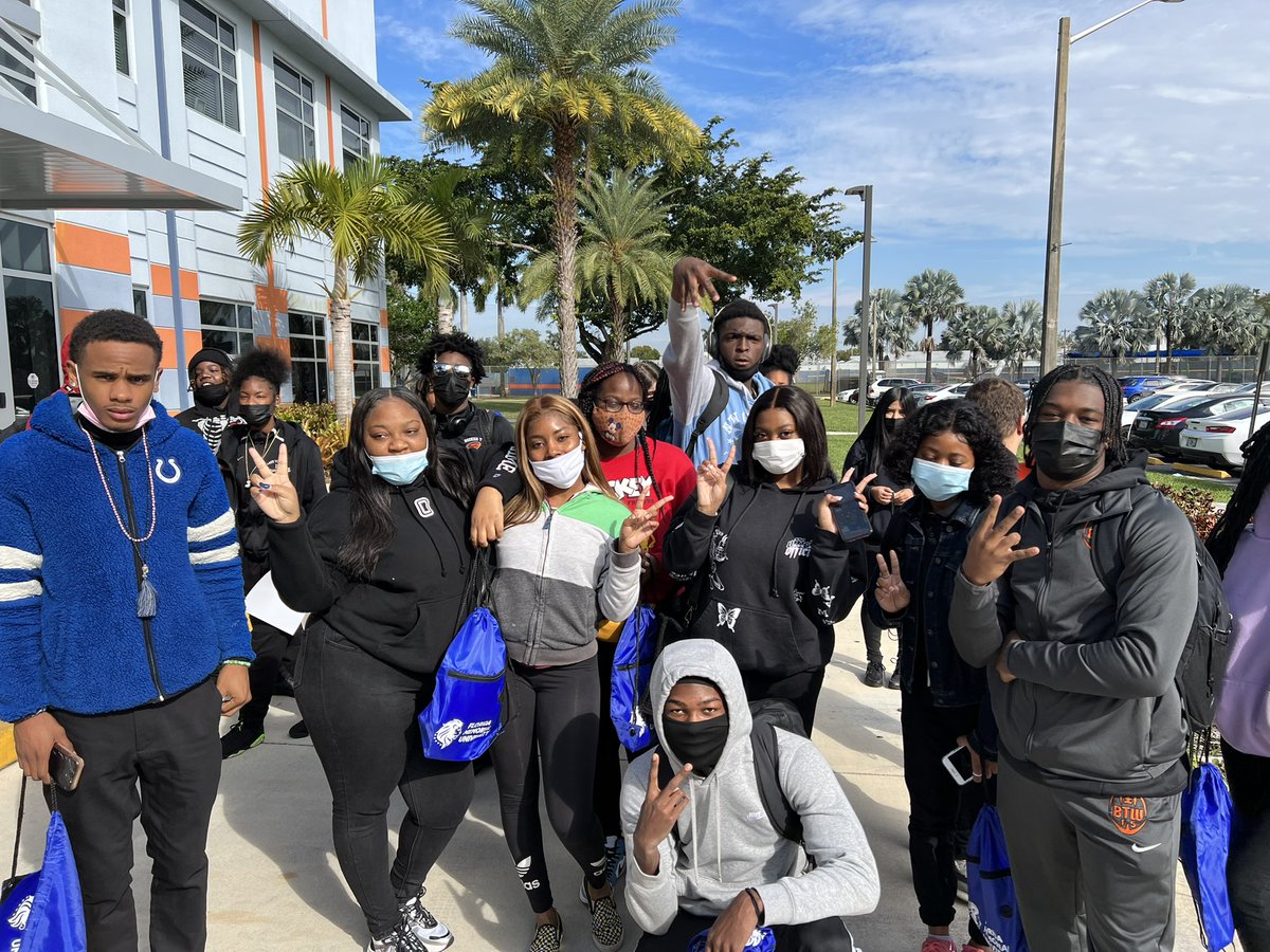 MsSMMurray's tweet photo. Our seniors visiting @FLMemorial Thank you @EducationFund for helping expose our students to different pathways after high school. #newera #capadvisor #btw  #hbcu #pwi #money #school #explorepage #helping #fafsa #graduate #bookertwashington #dadeschools #miamidade #university https://t.co/ewr2D0bwWU
