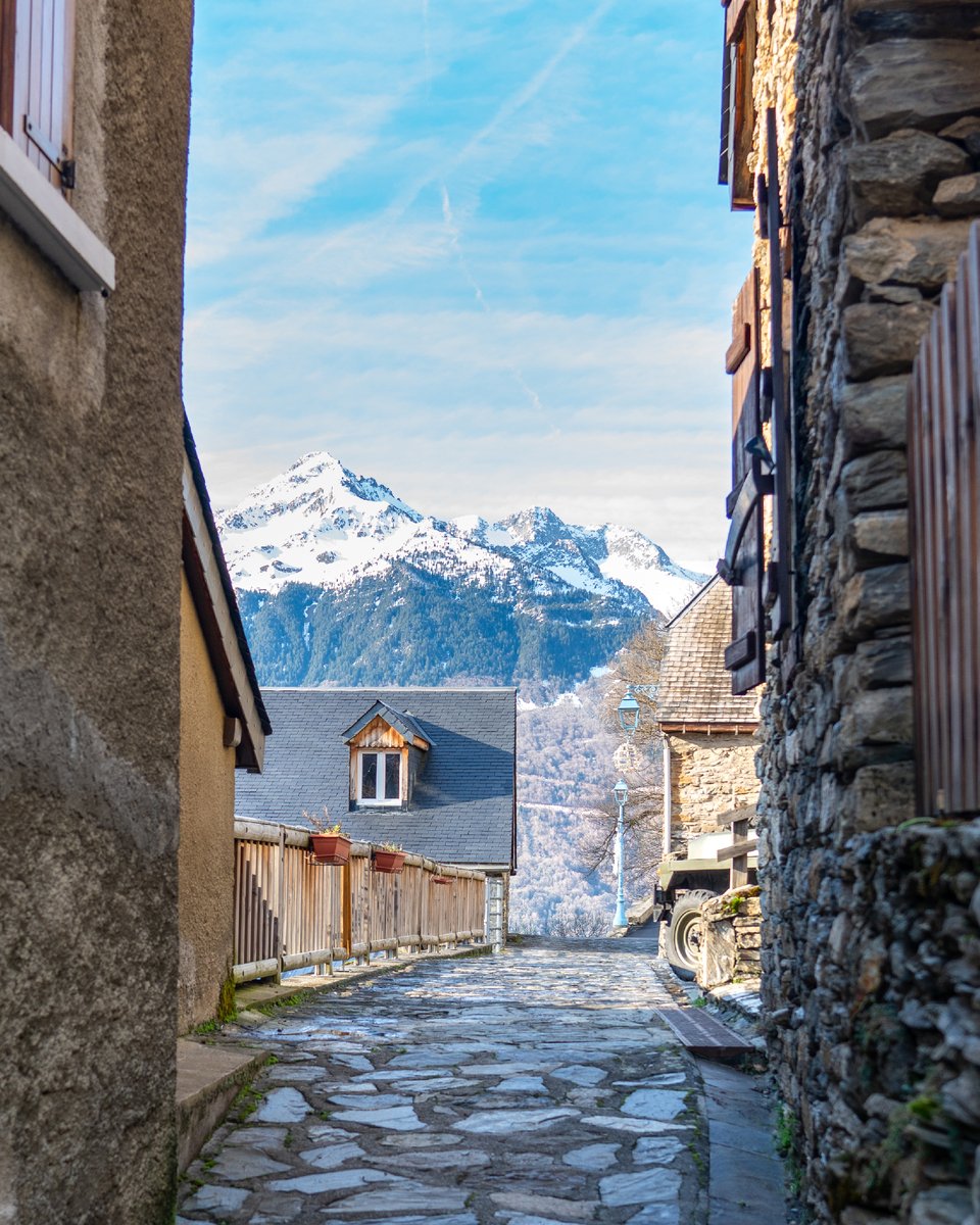 valleesgavarnie's tweet photo. Peu importe la rue, il y a toujours une montagne au bout ! 😍Bienvenue à #Viey ✨
📍 Vallée de Barèges
@Luz_Tourisme @hautespyrenees @CrtlOccitanie
#Pyrenees #Village #bareges #patrimoine #montagne https://t.co/TgjhHUvUzJ