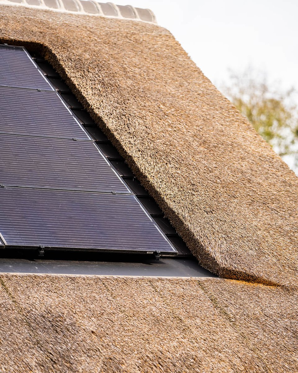 Zonnepanelen hoeven geen afknapper te zijn voor uw rieten dak. Bij De Rietdekker weten we hoe je ze op een elegante manier in het dak kunt verwerken. Bent u benieuwd naar de mogelijkheden voor uw rieten dak? Neem contact op via info@derietdekker.nl. #zonnepanelen #rietendak