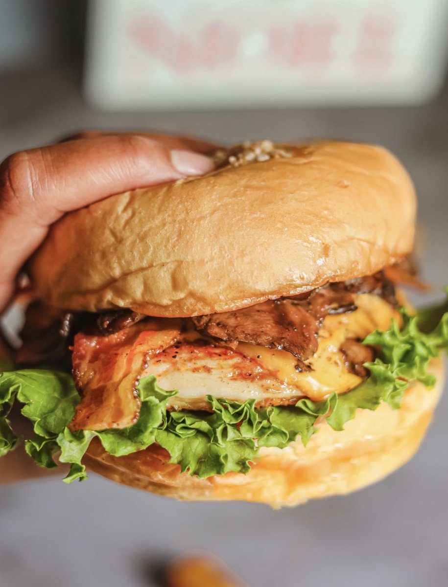 Fuddruckers tweet media