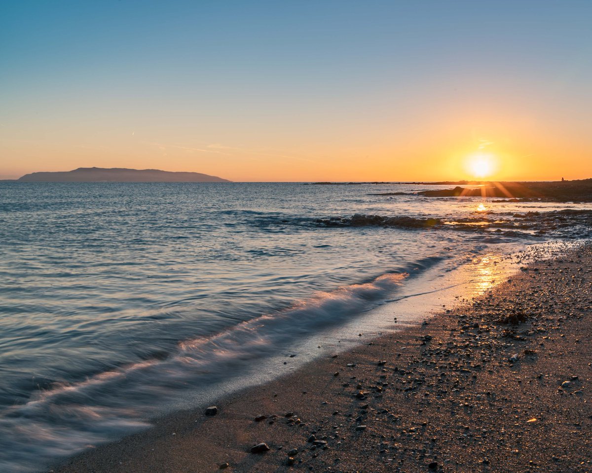 GfcPhoto's tweet photo. I love the colour in this image as the sun rises above the horizon on a cool, clear day in Dublin.  
#photography #sunrise #beach https://t.co/jwe3HK12rs
