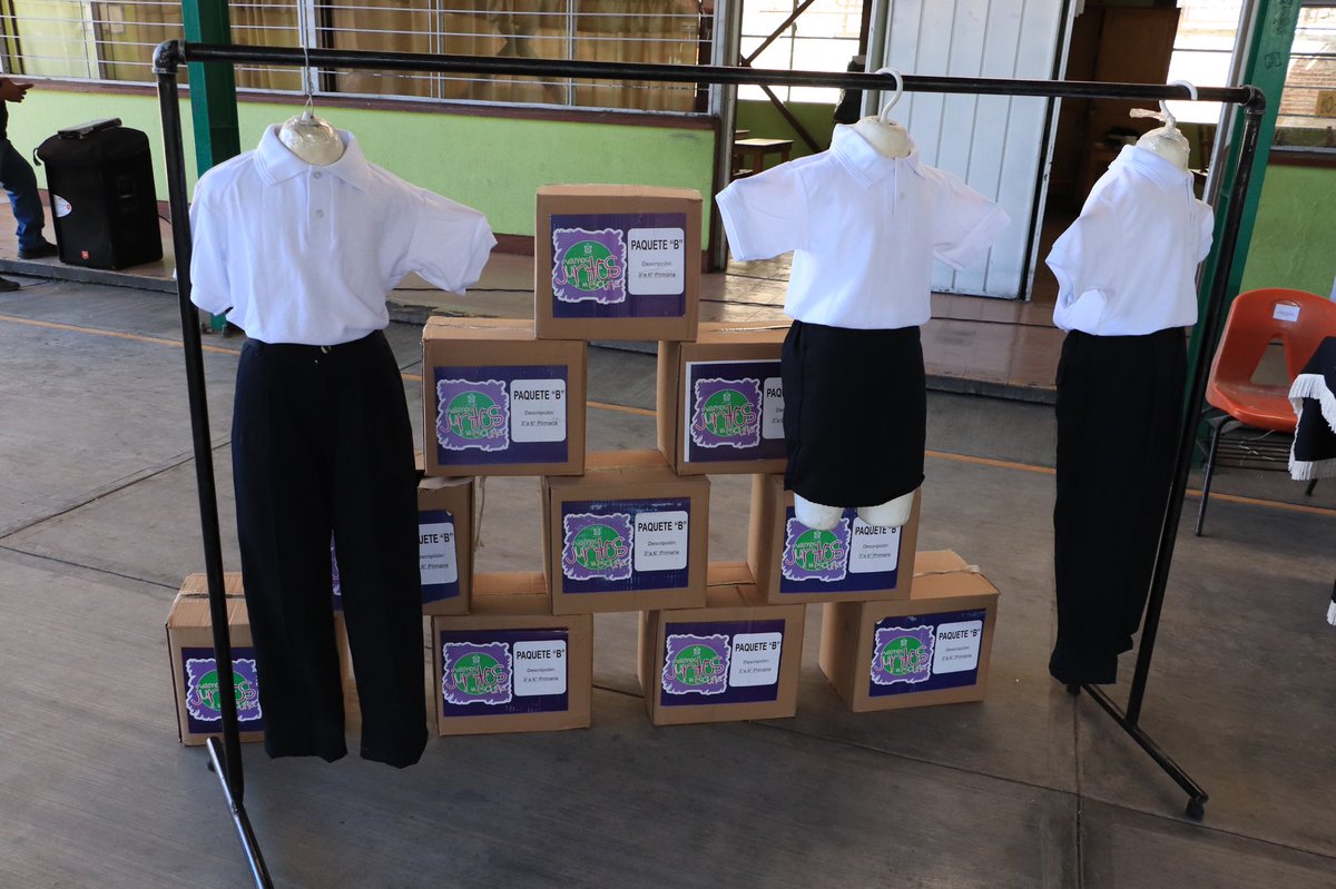 SEBIENTI_GobOax's tweet photo. En su comparecencia, el Srio. @RVasconcelosM informó que en 5 años, se han distribuido 4.6 millones de uniformes escolares y vales para canje de uniformes, así como más de 2.8 millones de paquetes de útiles escolares, mediante una inversión global de 2 mil 497.5 mdp. https://t.co/5X0yoAYON5