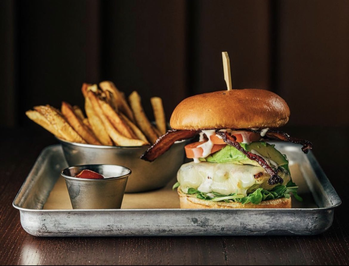 linkandpin's tweet photo. Switch up your lunch routine with us today!❤️ Our Grilled Chicken BLT just hits different 😉🥑🥓 https://t.co/w40PL3yetQ