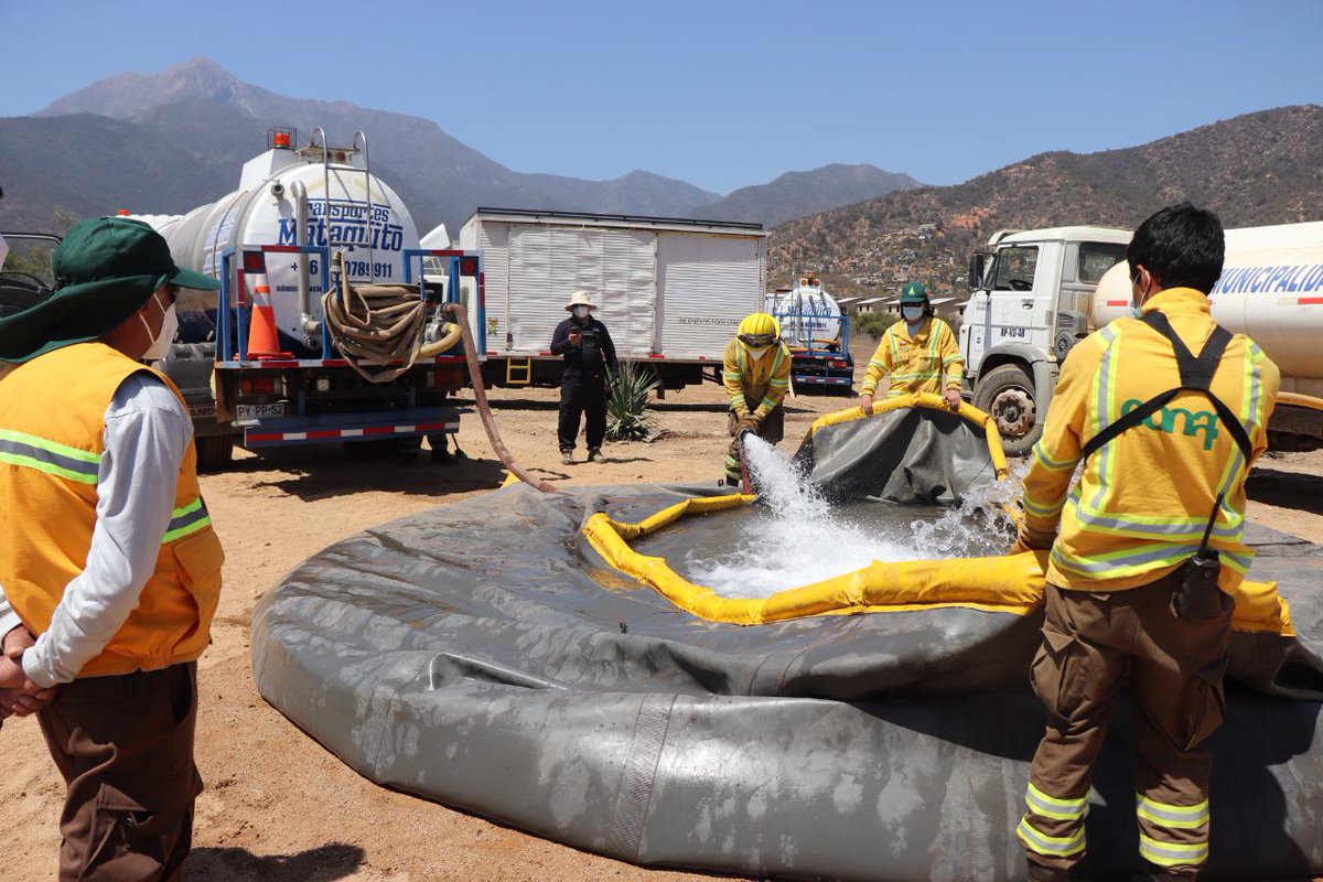 conaf_minagri's tweet photo. Alianza entre #CONAFValparaíso, @OlmueComunica y Club de Planeadores #Valparaíso permitió la instalación de un helipunto, provisto de una “pera” contenedora de agua, en aeródromo de #Olmué. Ante #IncendiosForestales podrán operar de manera ágil y segura. https://t.co/kHoZMrahyW
