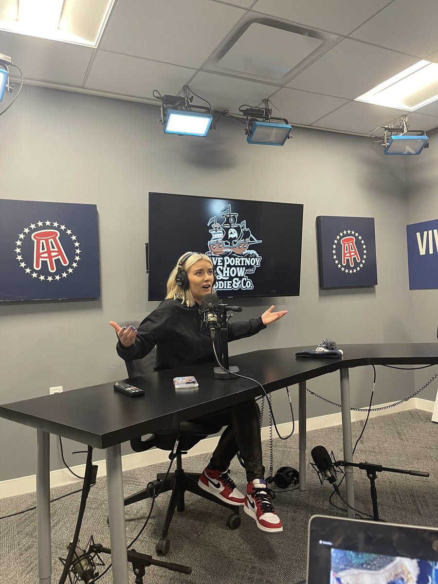 barstoolunnamed's tweet image. OH MY HEAVENS! @Justalexbennett has joined the program and has gotten into a war with @stoolpresidente over one of Dave’s friends.

“If I’m mean girl Alex, then you’re Double Standard Dave” 👀