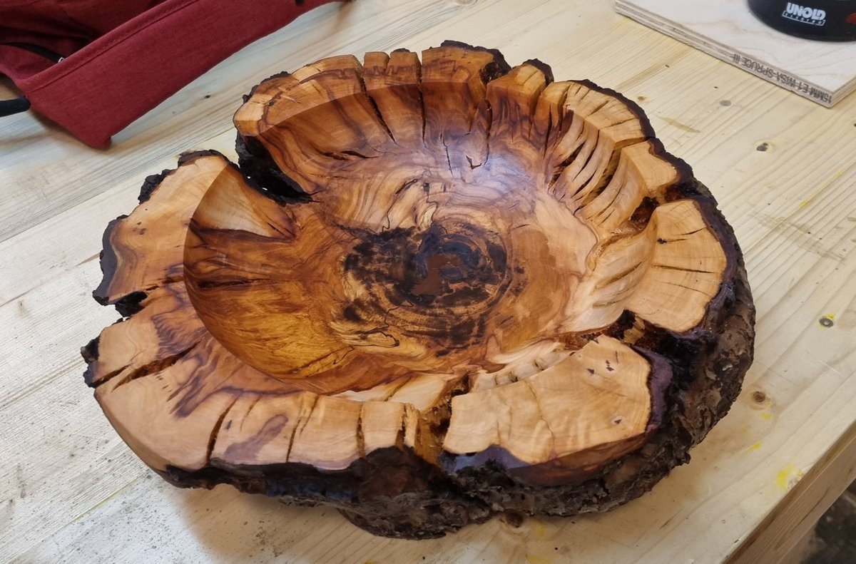 Wunderschön gedrechselte Schale von unserem Drechselmeister Fabian. Perfekt unperfekt ;) Aufgrund der uneinheitlichen Form, war es nicht möglich das Holz korrekt zu trocknen. Daher kommt der Rustikale look mit den groben Rissen.