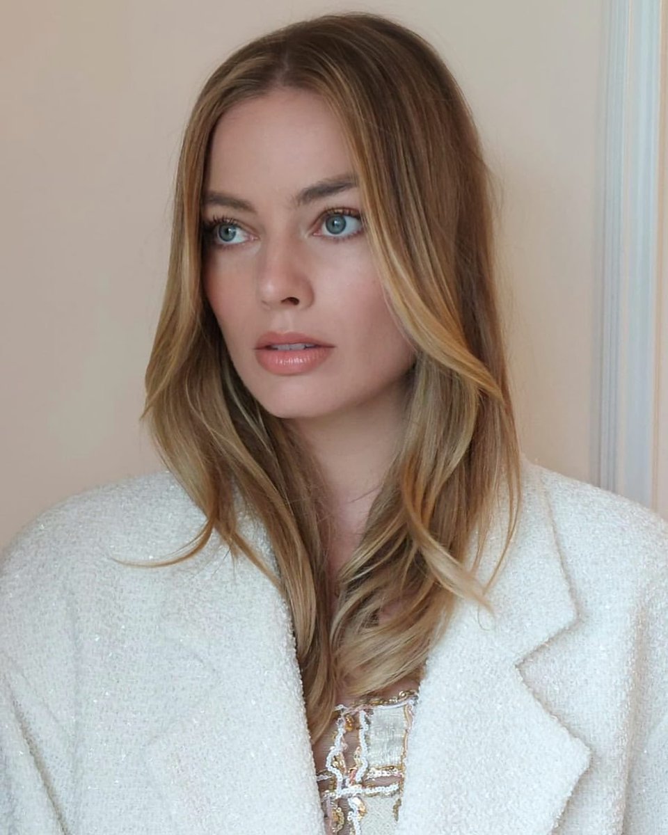 SeriesUpdateFR's tweet photo. Margot Robbie à la Fashion Week de Paris 🤍 https://t.co/xKEmPHBIkY