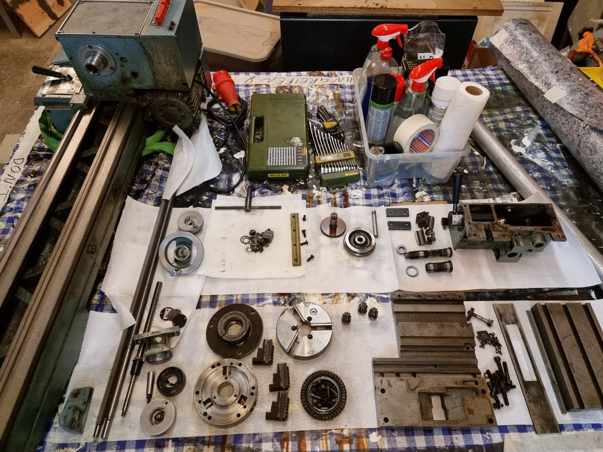 So schaut es aus wenn unser Thomas meint "ich putz die Drehbank a bissl"😁Eine gute, alte, noch immer tolle Drehbank, die Maximat V10-P