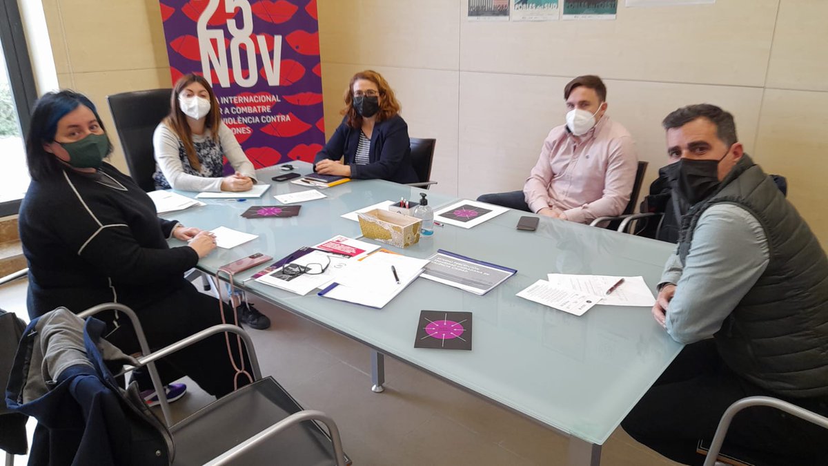 ceoh_cv's tweet photo. La @ceoh_cv  se reunió ayer con la concejala @IgualtatVLC, @BeamudLucia, para abordar un plan de trabajo conjunto que permita implantar los puntos violetas en los locales de ocio https://t.co/Zey6dzcS1r