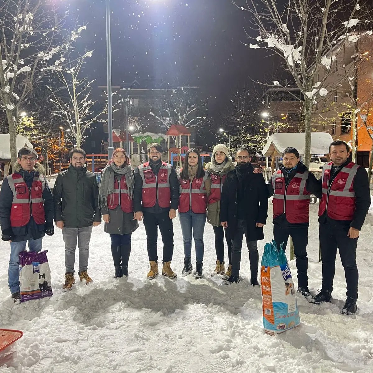 chpgencsncktepe's tweet photo. Sancaktepe gençlik kolları olarak bu soğuk kış günlerinde sokakda bulunan canlarımızı unutmadık, sokakda yaşayan canlarımız için ilçemizde Bulunan belirli noktalara mamalar bırakarak karınlarını doyurmalarına vesile olduk. Emeği geçen tüm yol arkadaşlarımızı teşekkür ederiz https://t.co/GmRx4pyrHv