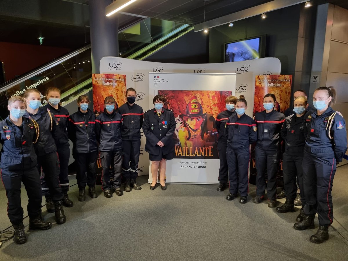 Nous étions plusieurs #FemmesPompiers de différents SDIS à venir assister à l'avant-première de #Vaillante à Paris en présence de scolaires. De riches moments d'échanges en présence Françoise Mabille, 1ère femme sapeur-pompier française