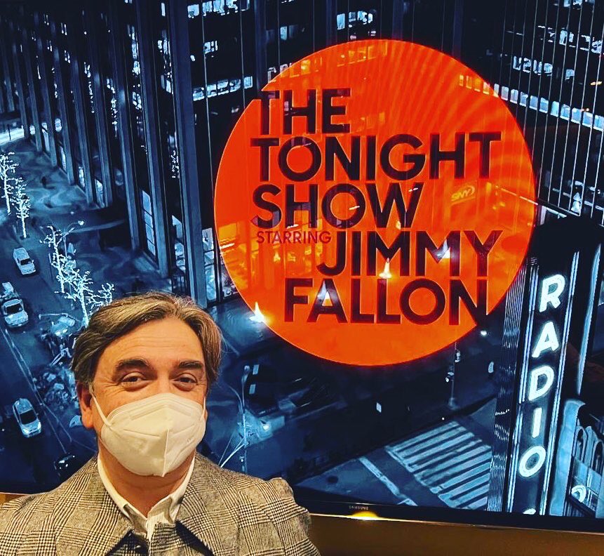 pierreangelot's tweet photo. Esperando para entrar al show @fallontonight con la mejor compañía @isabella_antonioli ☺️
.
.
.
.
#ny #thetonightshowstarringjimmyfallon #tonightshow #jimmyfallon #newyork #nyc https://t.co/YEi6WA4ZEQ